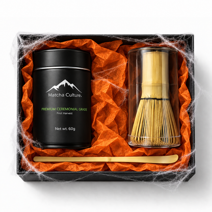 Halloween Matcha Set geöffnet: Bio-Matcha zeremonieller Grad 60 g, Bambus-Matcha-Besen (Chasen) und Bambuslöffel (Chashaku) in Geschenkbox