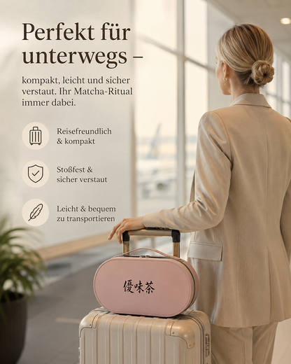 Rosa Etui des Matcha Reise-Sets in der Hand – perfekt für unterwegs